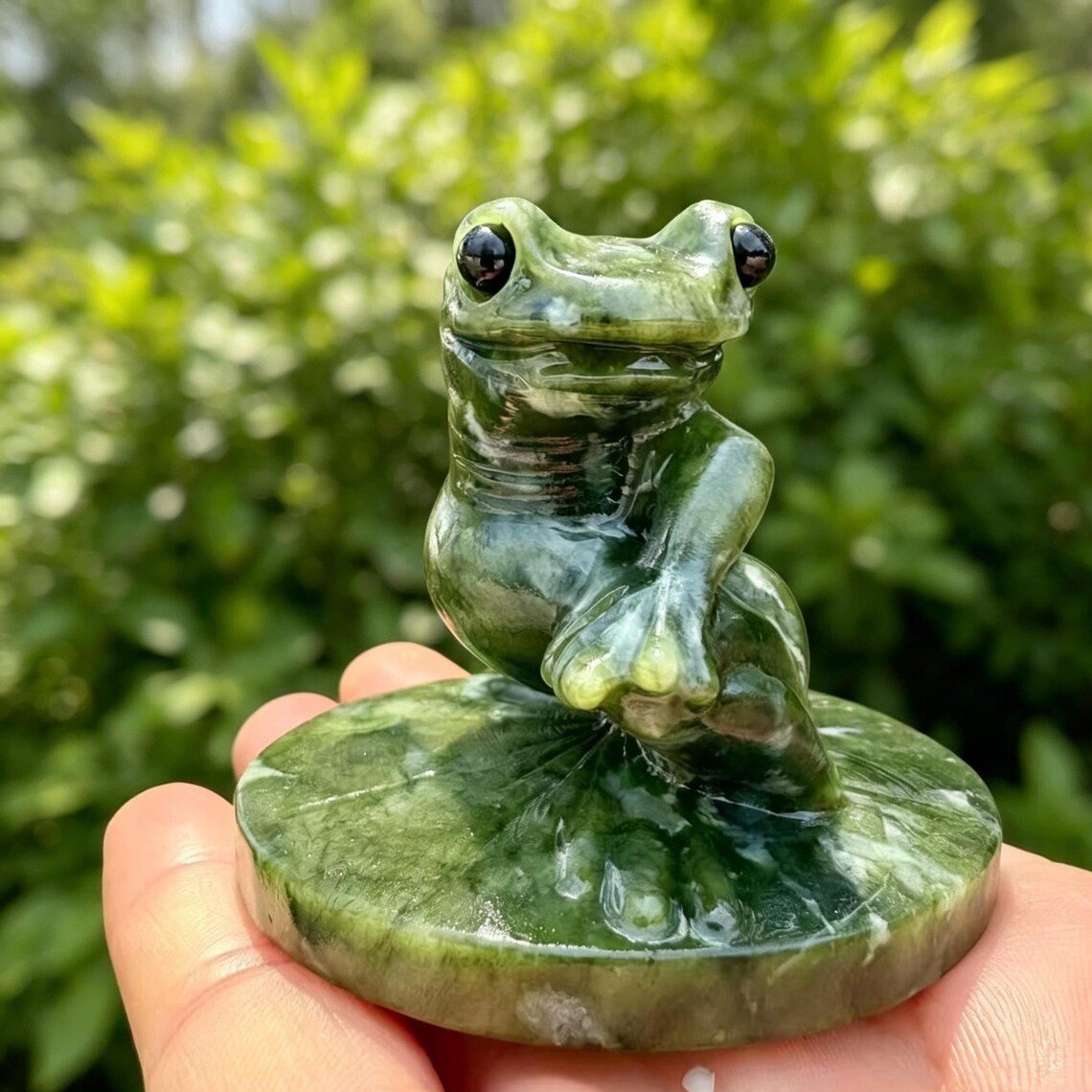 🐸 Hand-Carved Southern Jade Frog Figurine